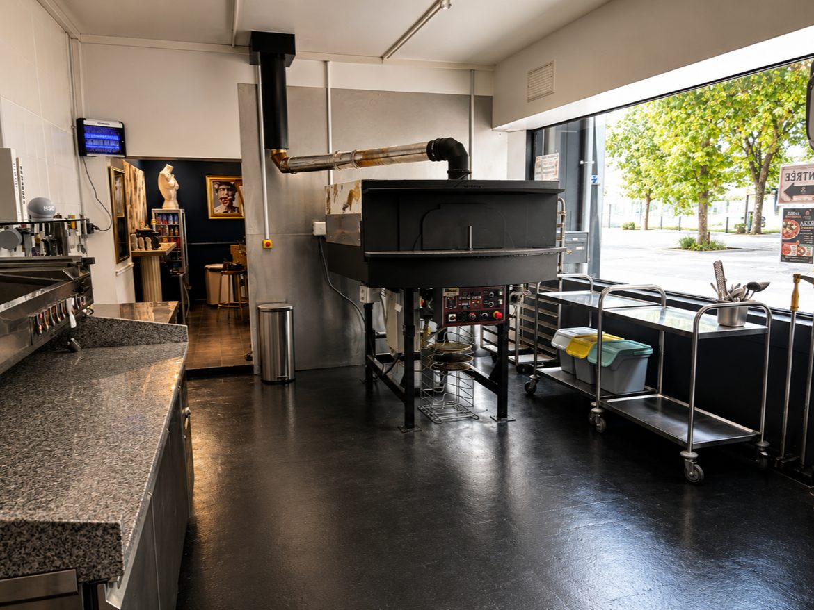 Les coulisses : le four noir et le plan de travail inox