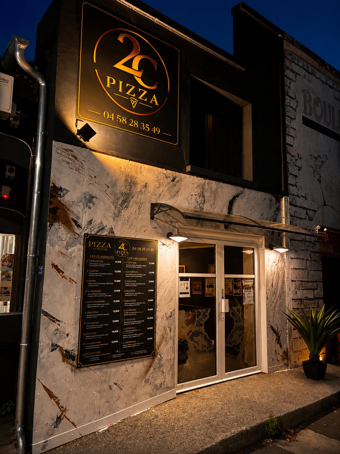 Façade de nuit : enseigne 2C Pizza dorée éclairée sur le marbre