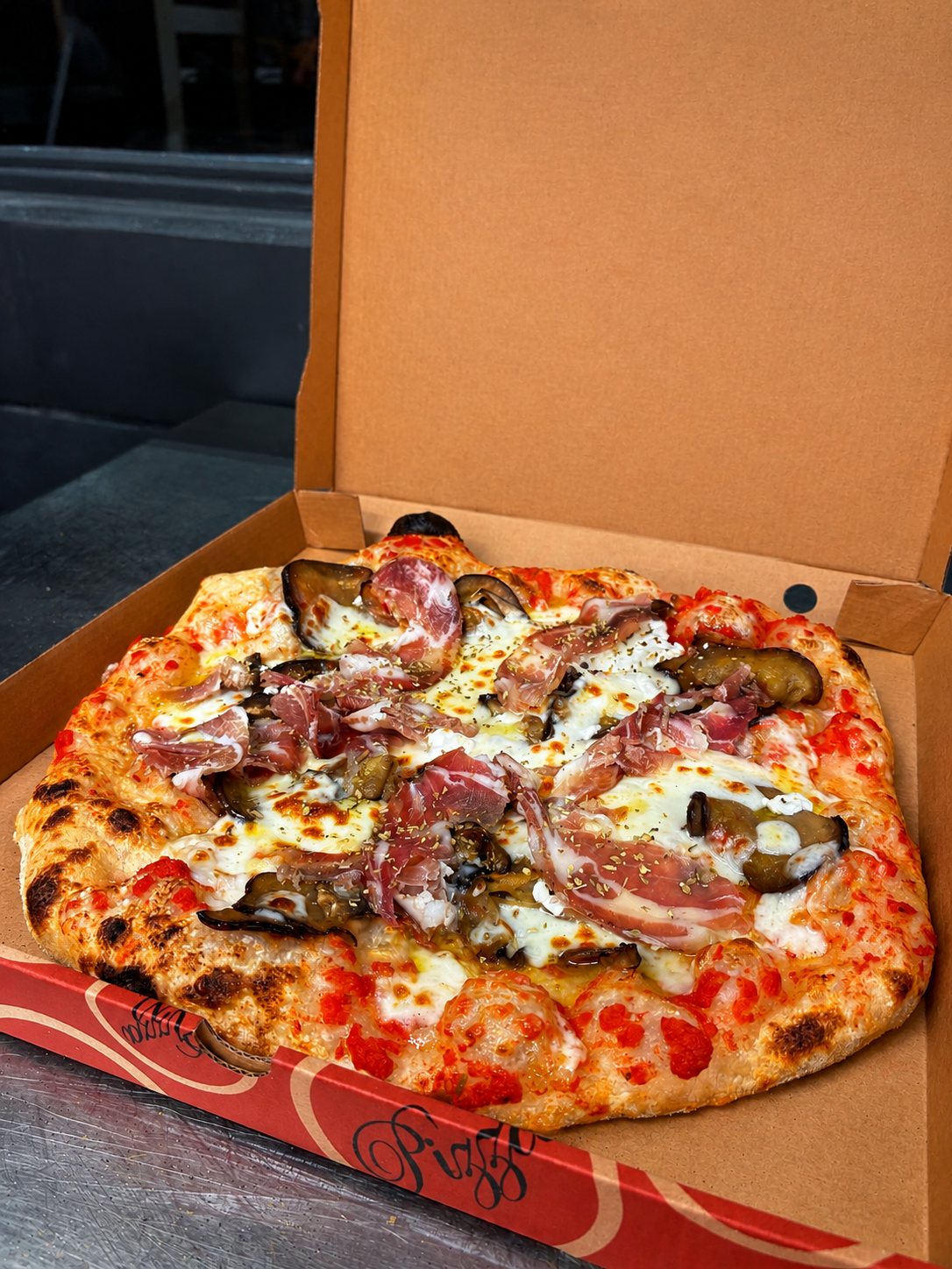 Pizza à la coppa et aubergines grillées, sortie du four